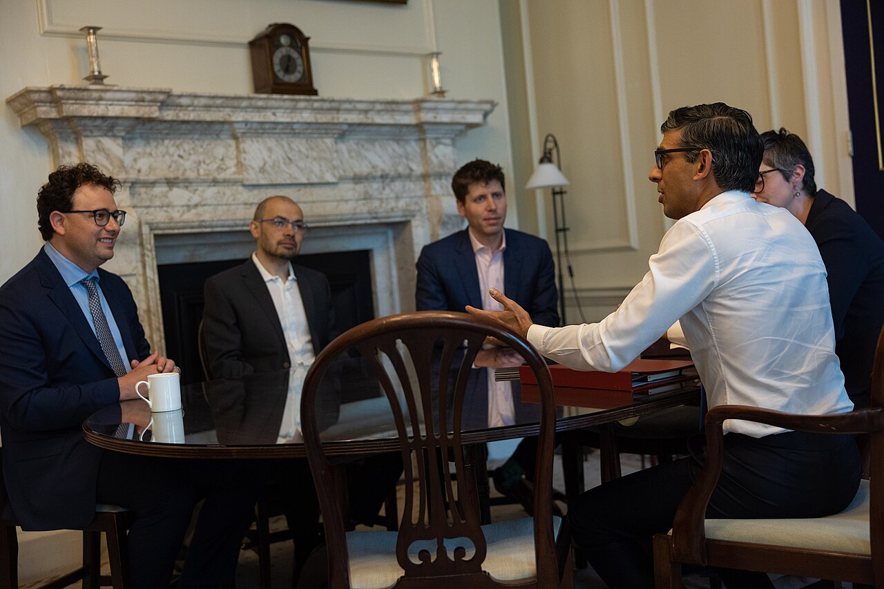 Rishi Sunak 于2023年5月在唐宁街会见 Sam Altman、Demis Hassabis 和 Dario Amodei